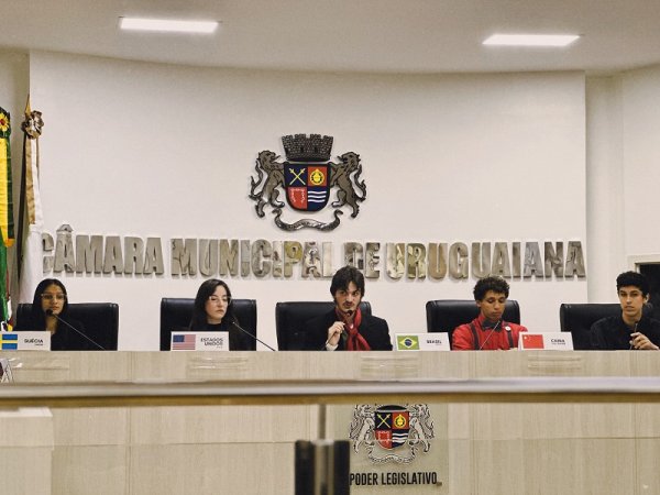 Delegado do Brasil discursando na simulação da COP 28.