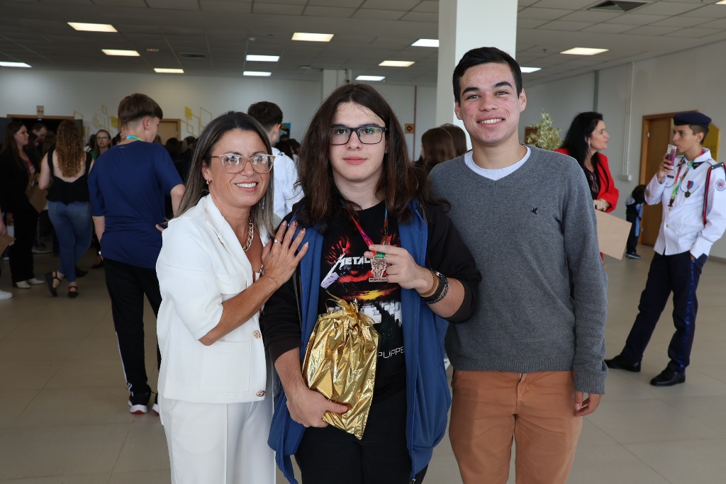 2 Vitor com a mãe e o colega