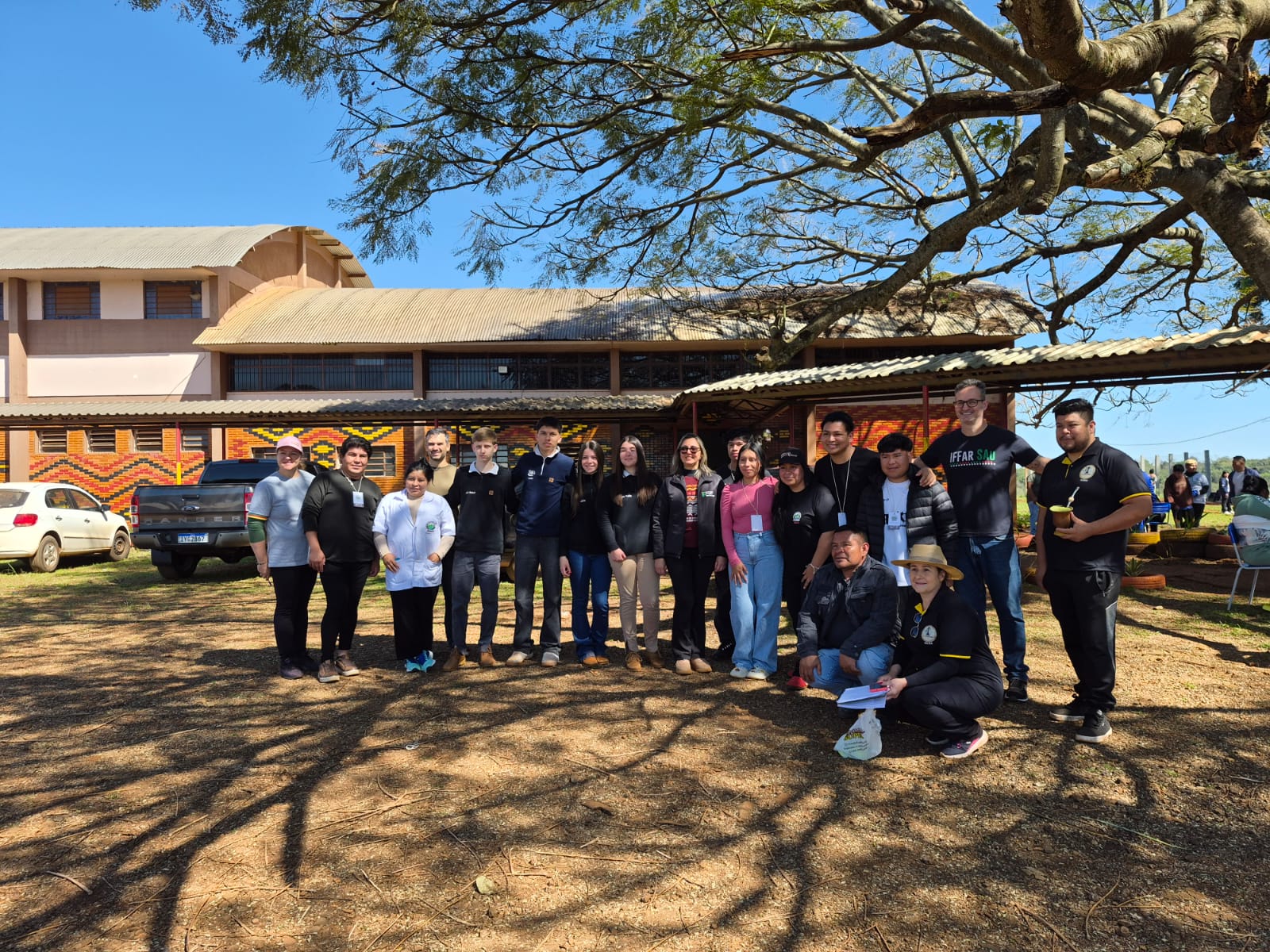 3 Representantes do IFFar com estudantes indigenas