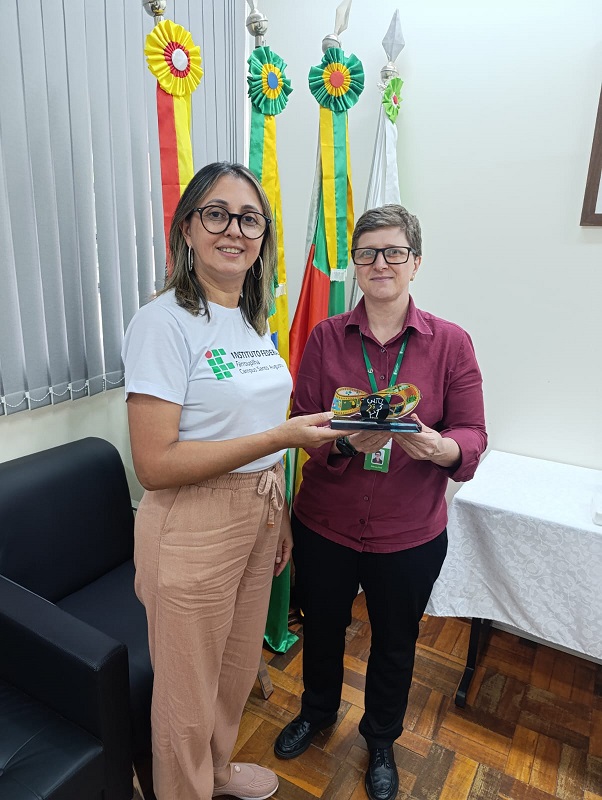 Diretora Geral Márcia Fink e Diretora de Planejamento e Desenvolvimento Institucional Janice Boeira com o trofeu da OBMEP 2