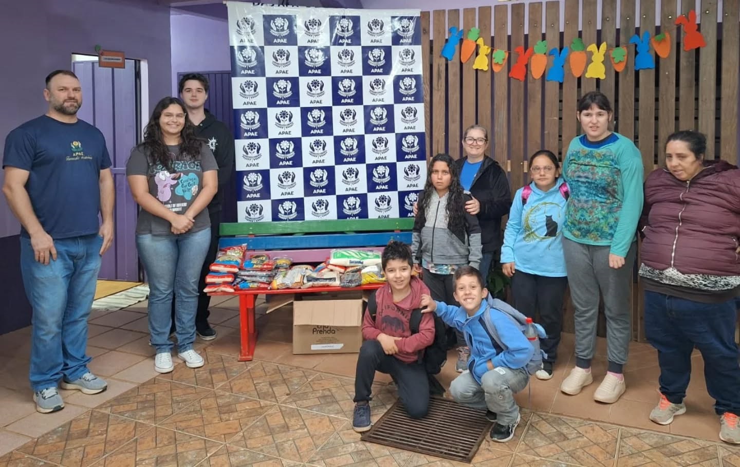 Entrega de doações de LC para a APAE