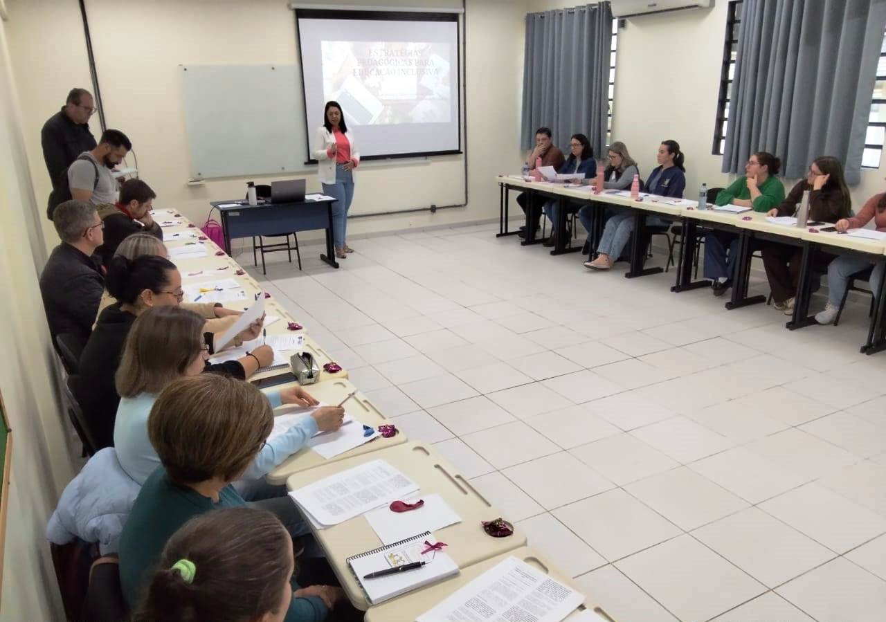 Juliani ministrando palestra