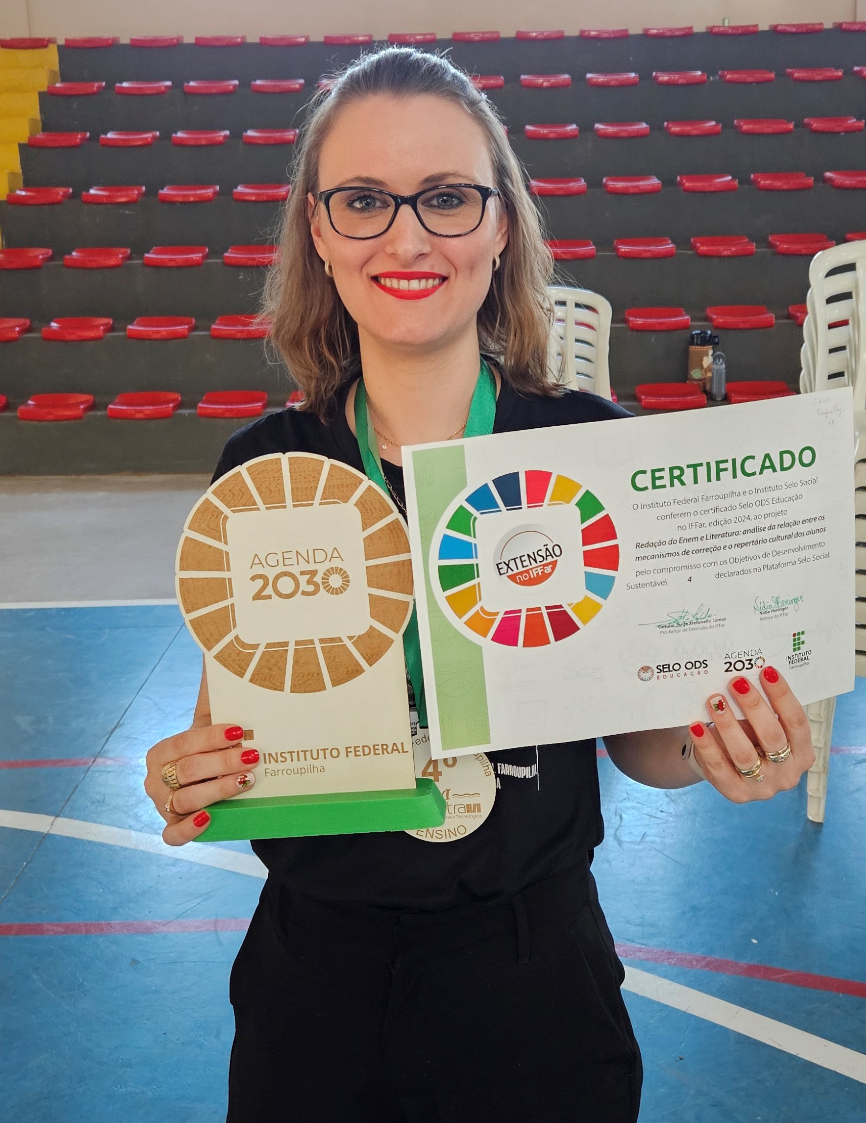 Rafaelly com o prêmio