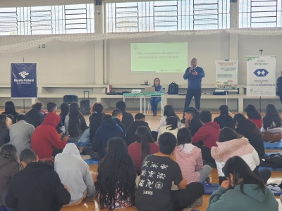 Alunos do curso técnico em administração recebem visita da Receita Federal 