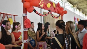 Estudantes apresentam diferentes culturas em mostra interdisciplinar Estudantes apresentam diferentes culturas em mostra interdisciplinar